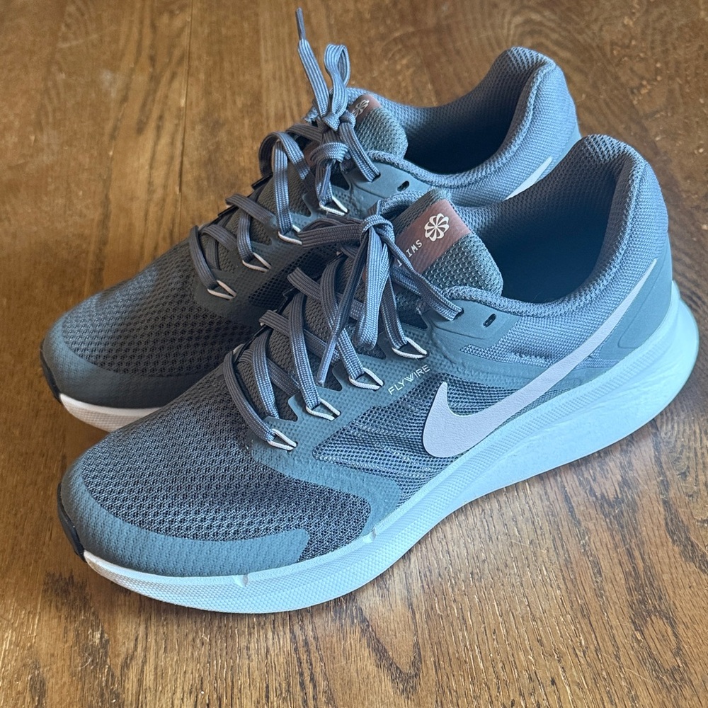 Nike Flywire Running Sneakers Grey and Pink - Women’s size 10